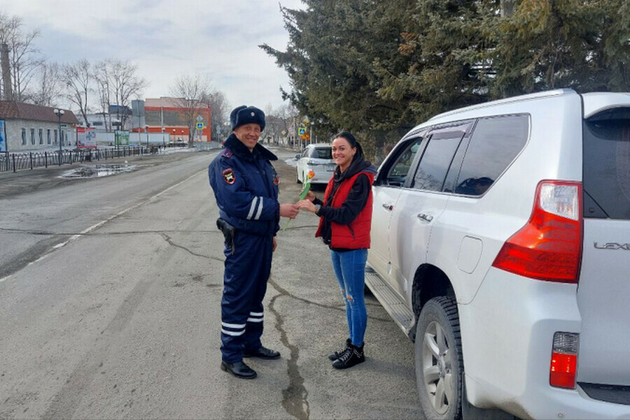 Как сотрудники ГИБДД дарили цветы амурчанкам за рулем фото 