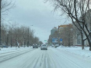 Снежный накат на дорогах утро для жителей Благовещенска выдалось не весенним видео