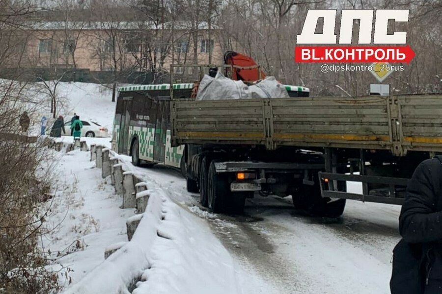 Лобовое столкновение пассажирского автобуса с КамАЗом произошло в Белогорье фото