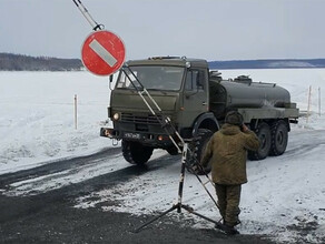 Дееспособность ледовой переправы через Зейское водохранилище в Амурской области поддерживают военные видео
