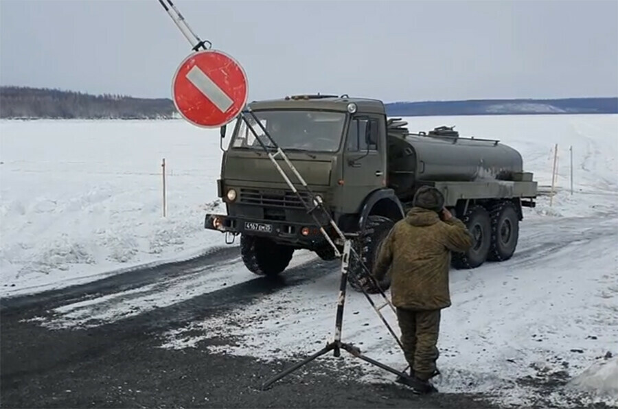 Дееспособность ледовой переправы через Зейское водохранилище в Амурской области поддерживают военные видео