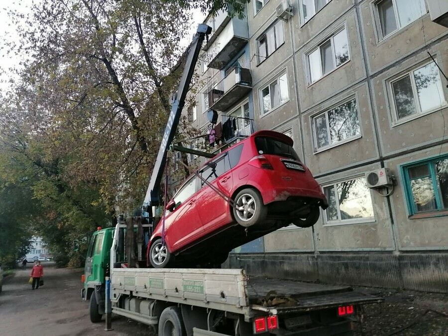 У благовещенца за долги по теплу и воде арестовали трехкомнатную квартиру у другого  машину