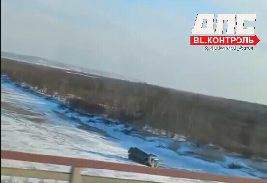 На Зее под лед провалился грузовик