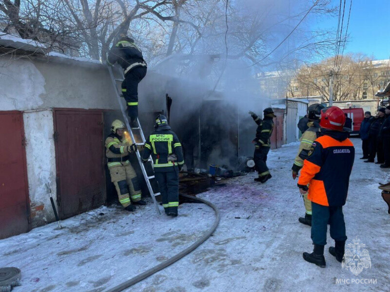В Прогрессе пожар в гараже полностью уничтожил авто