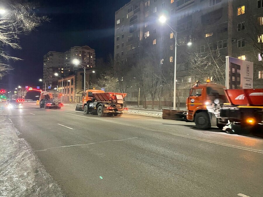 В Благовещенске снегоуборочная техника вышла на борьбу с последствиями снегопада