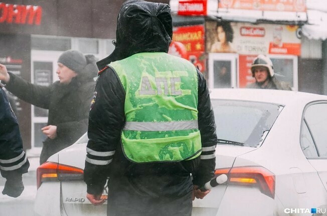 Дальневосточный мэр сбежал с места пьяного ДТП и пригрозил полицейским топором