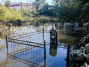 В Благовещенске под воду ушло городское кладбище фото