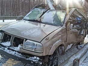 Машину распороло как консервную банку На трассе Амур водитель на скорости въехал в леерное ограждение