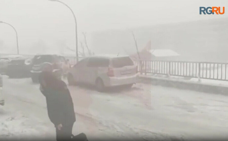 На Владивосток обрушился мощнейший снегопад с ветром до 27 метров в секунду фото видео