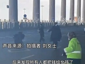 В аэропорту Харбина сильный ветер разметал 1 000 юаней у китаянки