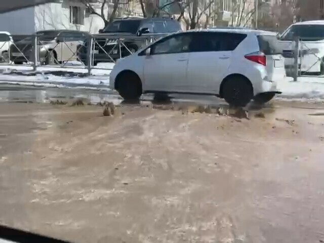 В Белогорске на проезжей части изпод земли под большим напором забила вода фото видео