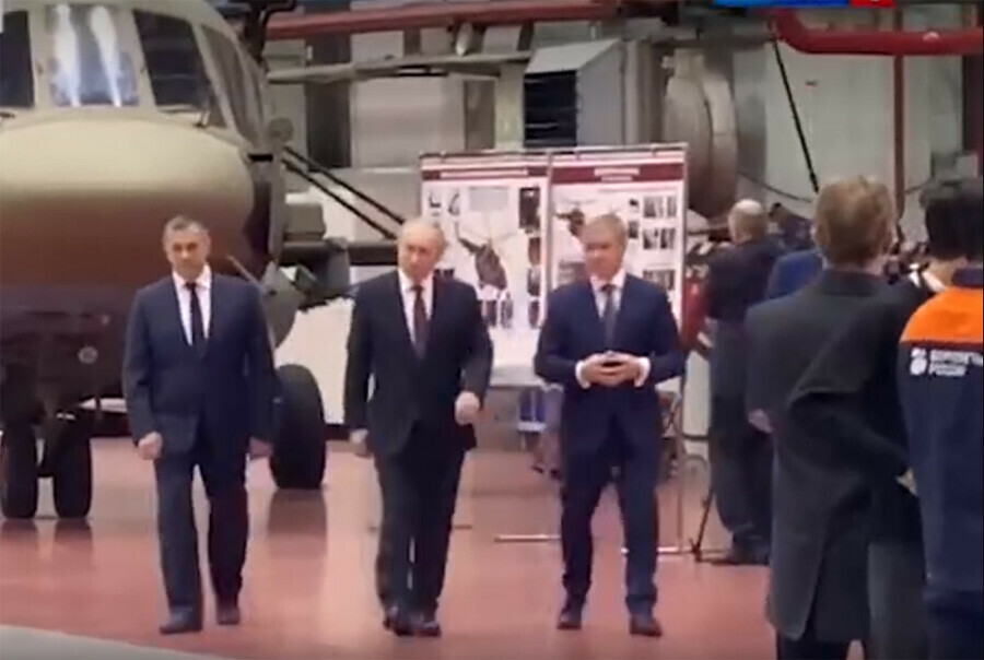 В УланУдэ Владимир Путин побывал на заводе который выпускает вертолеты
