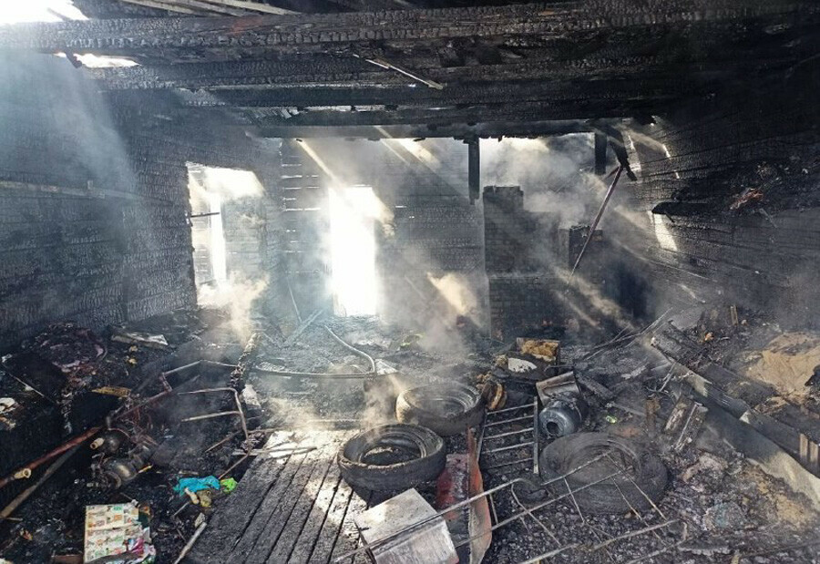 В Зее жестокий пожар оставил без крова многодетную семью фото