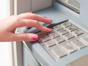 Амурчанка обманула иностранку попросившую отправить 100 тысяч через банкомат