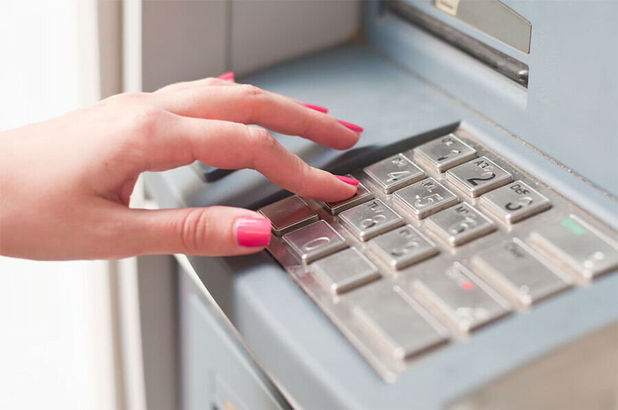 Амурчанка обманула иностранку попросившую отправить 100 тысяч через банкомат