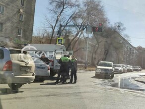 Несколько экипажей полиции и скорую помощь заметили в центре Благовещенска фото 