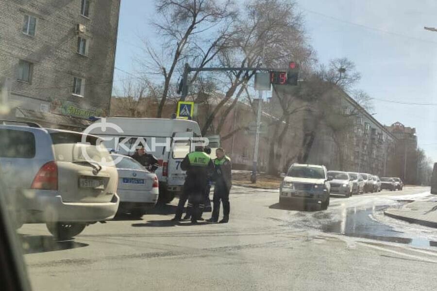 Несколько экипажей полиции и скорую помощь заметили в центре Благовещенска фото 