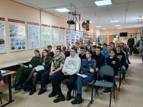 Амурских подростков научат прыгать с парашютом 