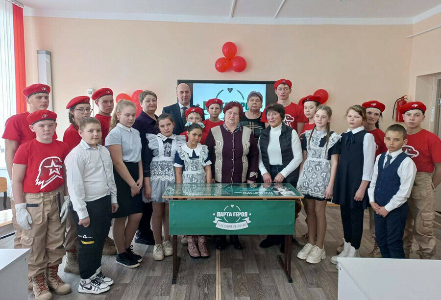 В сельской школе Шимановского района открыли парту Героя