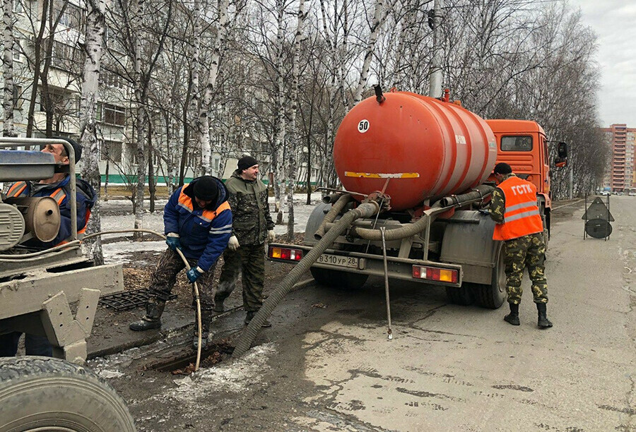 В Благовещенске открывают и пропаривают дождеприемные колодцы