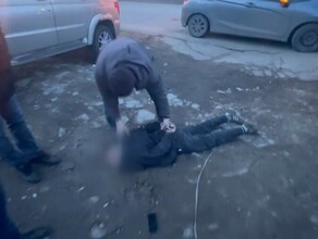 В центре Благовещенска полицейские и СОБР задержали предполагаемого преступника видео
