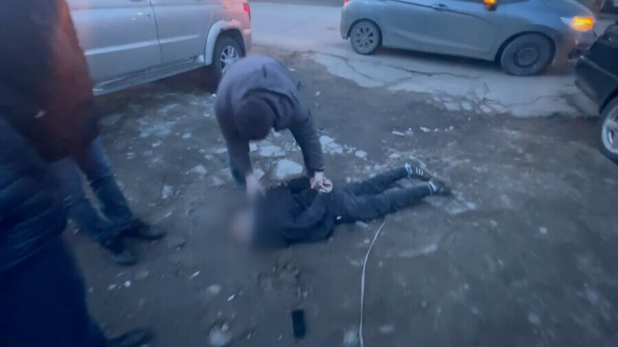 В центре Благовещенска полицейские и СОБР задержали предполагаемого преступника видео