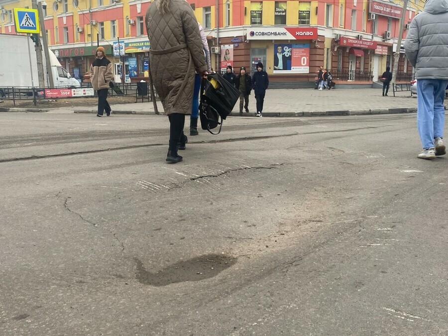 В центре оживленного перекрестка Благовещенска серьезно ухудшается ситуация с просадкой асфальта фото видео