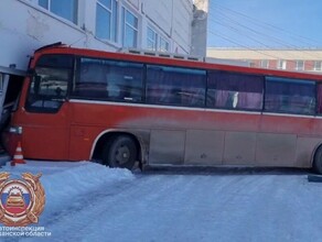 В здание аэровокзала Магадана въехал пассажирский автобус фото