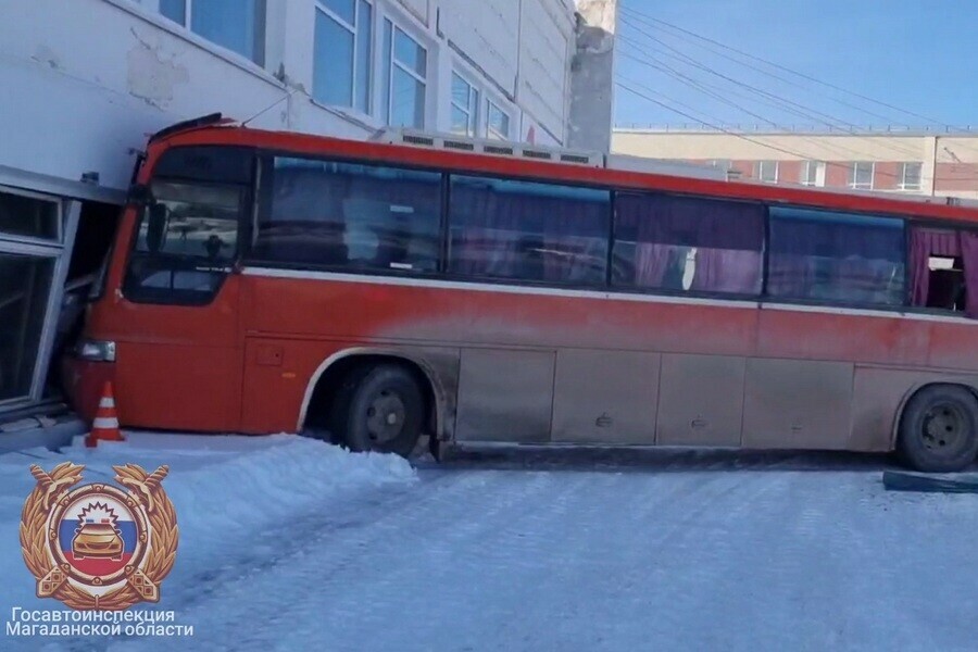 В здание аэровокзала Магадана въехал пассажирский автобус фото