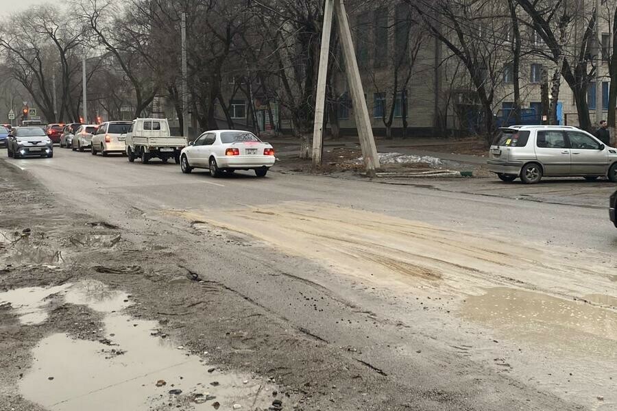 В Благовещенске засыпали провал в центре города фото видео 