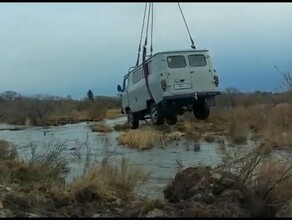 В Приамурье развернулась целая операция по спасению рыбаков в том числе ребенка видео