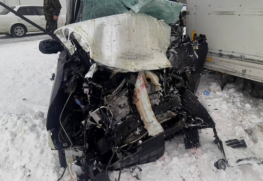В Магдагачинском районе столкнулись три автомобиля Водителя Toyota Voxy пришлось деблокировать видео обновлено