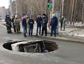 Газель провалилась под асфальт посреди дороги фото