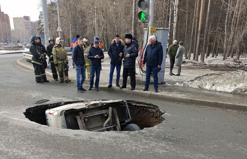 Газель провалилась под асфальт посреди дороги фото