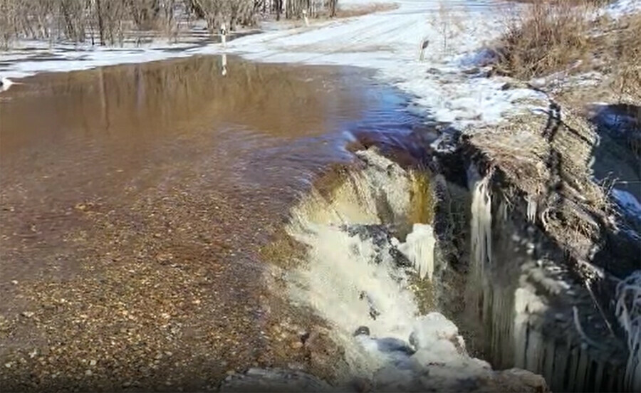 В Мазановском районе закрыли проезд вода перелилась через дорогу видео