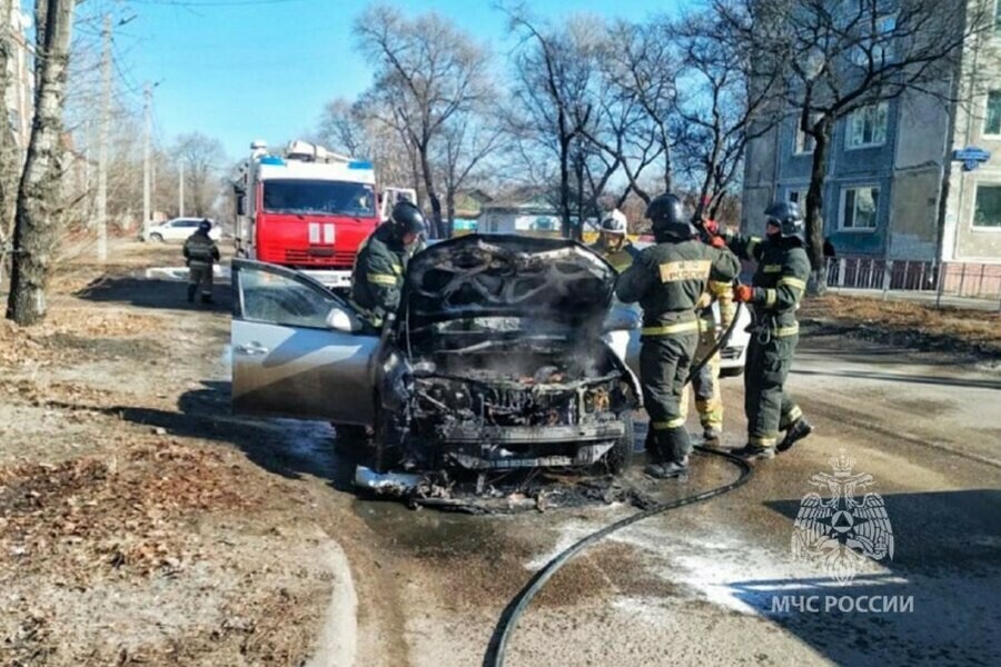 Недалеко от жд вокзала Благовещенска загорелся автомобиль фото 