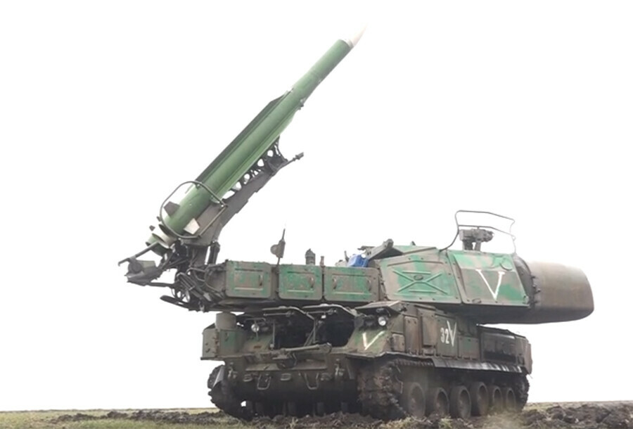 Опубликовано видео работы зенитного ракетного комплекса БукМ1 из Белогорска в зоне СВО 