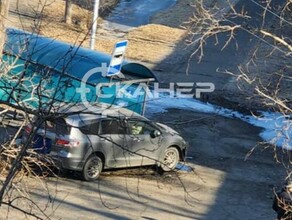 Люди успели разбежаться иномарка въехала в автобусную остановку в Белогорске фото 