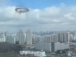 В небе над Москвой после хлопка появилось черное кольцо