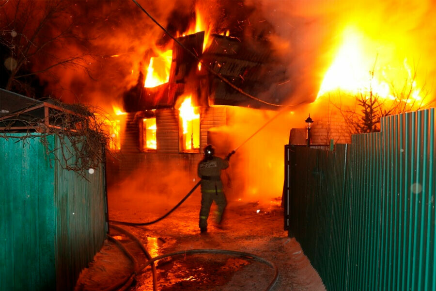 В отдаленном районе Благовещенска загорелся жилой дом