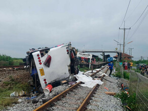 В Таиланде поезд столкнулся с автобусом в аварии погибли 20 человек