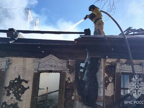 В Благовещенске пожарные тушат деревянный дом фото 