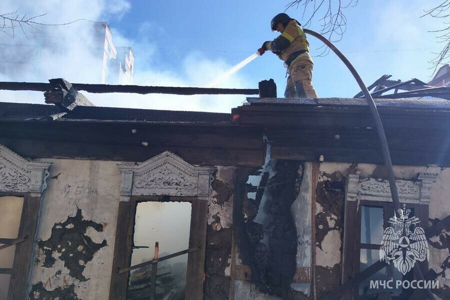 В Благовещенске пожарные тушат деревянный дом фото 