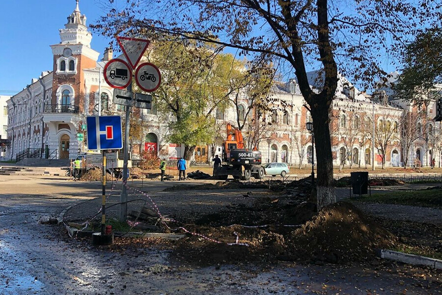 Траншею на месте которой оказался фундамент старинного здания в Благовещенске проложили в другом месте