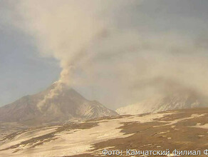 На Камчатке началось извержение вулкана у которого 67 лет назад взорвалась вершина