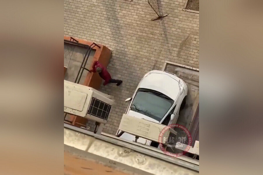Toyota Prius протаранил многоэтажный дом в Благовещенске фото 