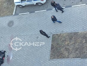 В многоэтажке в центре Благовещенска упал с высоты и разбился насмерть мужчина