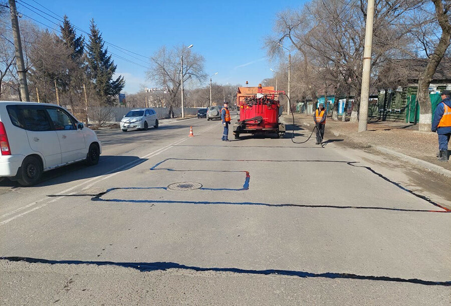 Не все белые полосы  разметка в Благовещенске заливают швы на дорогах