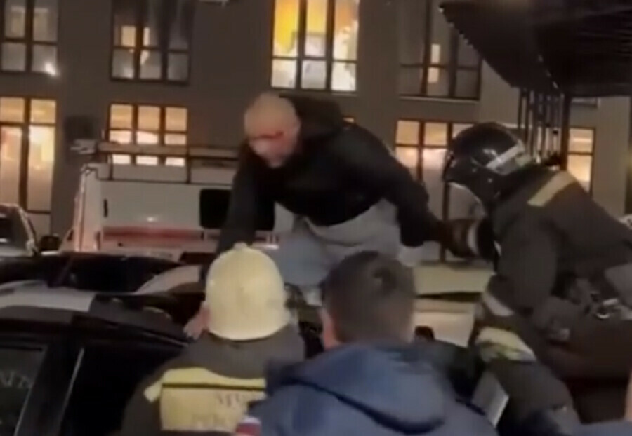 Господь на руках держал остался жив мужчина упавший с 19го этажа  видео