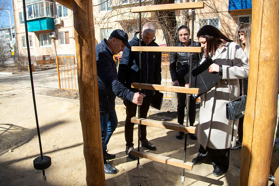 Специальная комиссия проверяет детские площадки Благовещенска